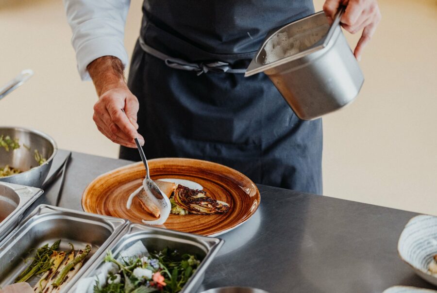 Mittagessen anrichten im Betriebsrestaurants von Mitarbeiter mit familienfreundlichen Arbeitszeiten